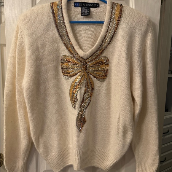 I.B. Diffusion Sweaters - Elegant Vintage Cream V-Neck Sweater with Beaded/Sequin Bow Size Large